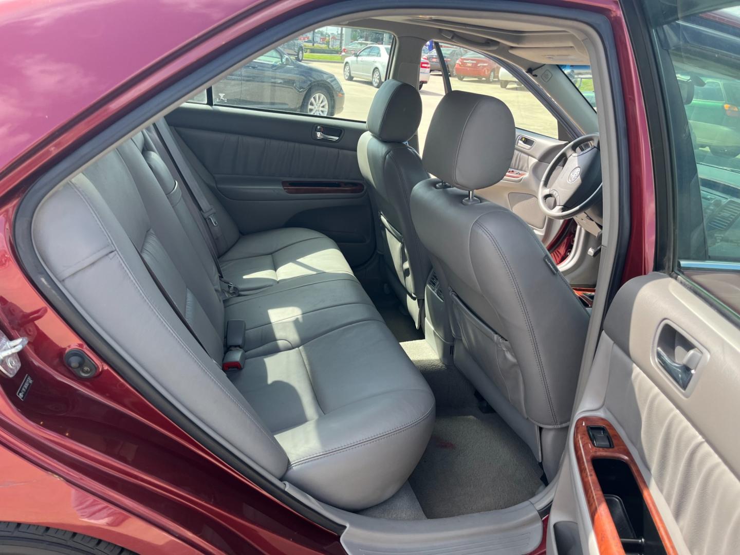 2006 red /TAN Toyota Camry LE V6 (4T1BF30KX6U) with an 3.0L V6 DOHC 24V engine, 5-Speed Automatic Overdrive transmission, located at 14700 Tomball Parkway 249, Houston, TX, 77086, (281) 444-2200, 29.928619, -95.504074 - Photo#12